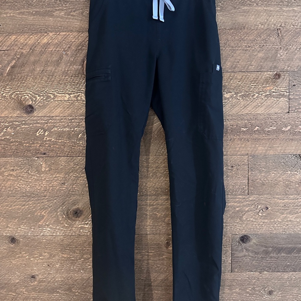 Figs Women’s black Yola Skinny Scrub Pants